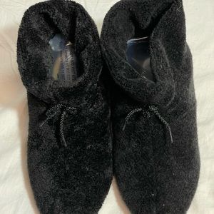 Ladies Black Slippers sz 8-9